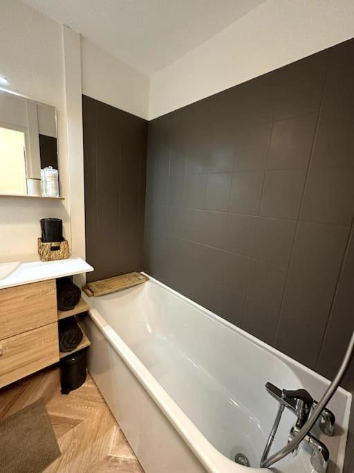 Appartement Cosy Avec Balcon Et Piscine Besançon Esterno foto